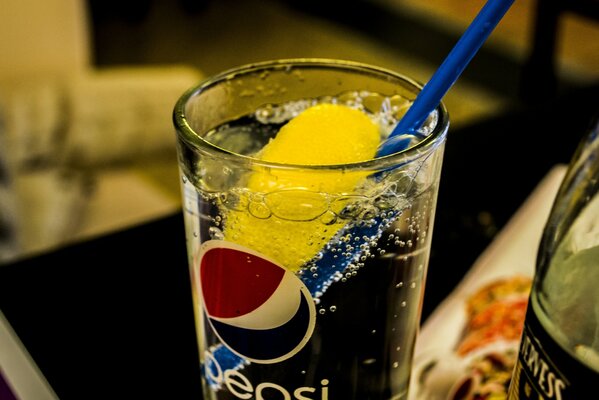 Limonade froide dans un verre de Pepsi