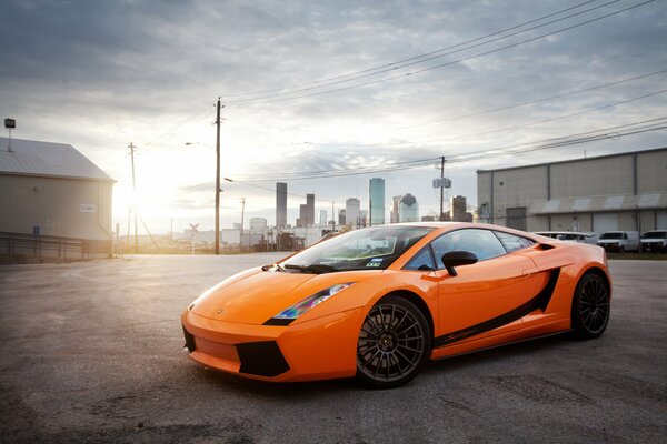 Lamborghini Gallardo orange sur fond d entrepôt