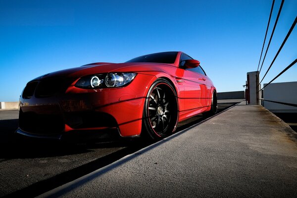 BMW serie 3 coupé se ve muy impresionante en rojo