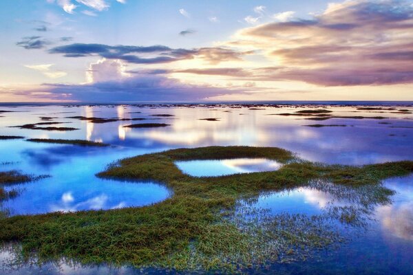 Les nuages se reflétaient à la surface du lac avec une beauté extraordinaire