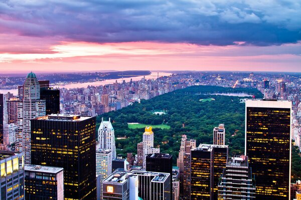 Puesta de sol urbana en la ciudad estadounidense de nueva York