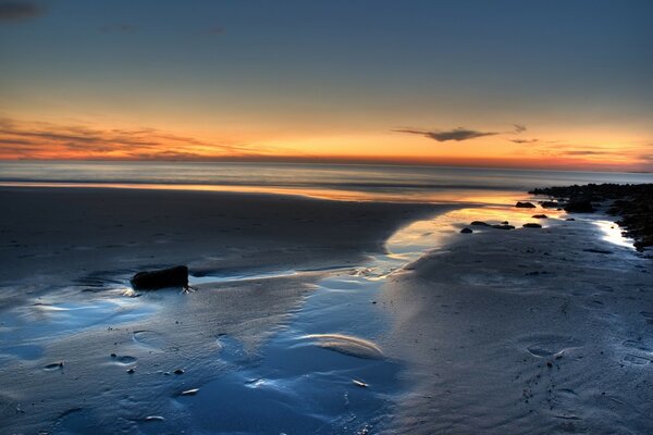 Foto amanecer en la orilla del mar