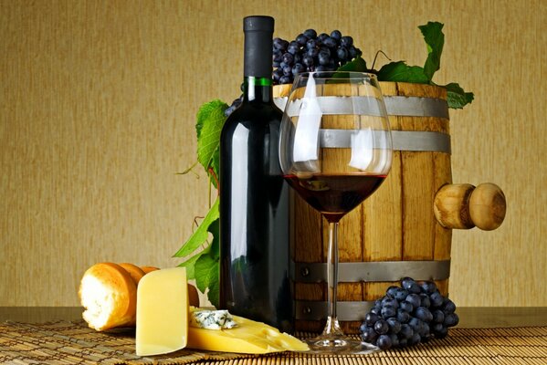 Una Copa de vino en el fondo de un barril de vino y racimos de uvas