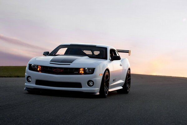 Chevrolet camaro ssx in pista per auto