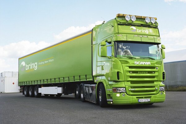 Grand camion vert sur le parking