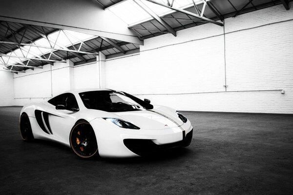 Fondo blanco y negro de McLaren en el hangar