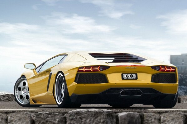 Bella vettura sportiva Lamborghini Aventador gialla con dischi lucidi