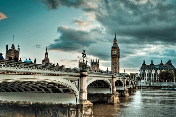 Brücke über den Fluss im Zentrum von London