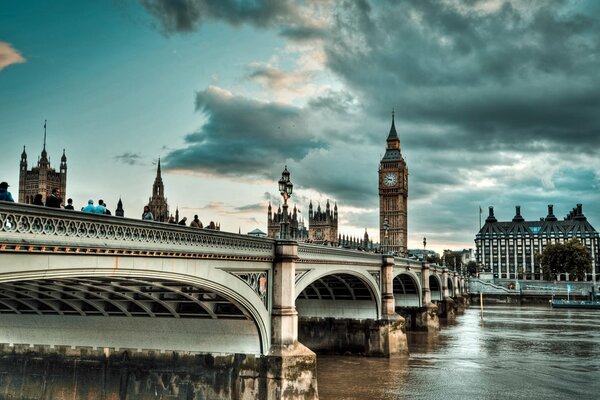 Puente sobre el río en el centro de Londres