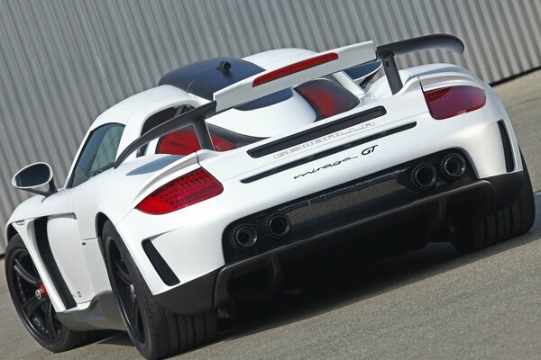 Piękny biały samochód sportowy Porsche Carerra ze spojlerem