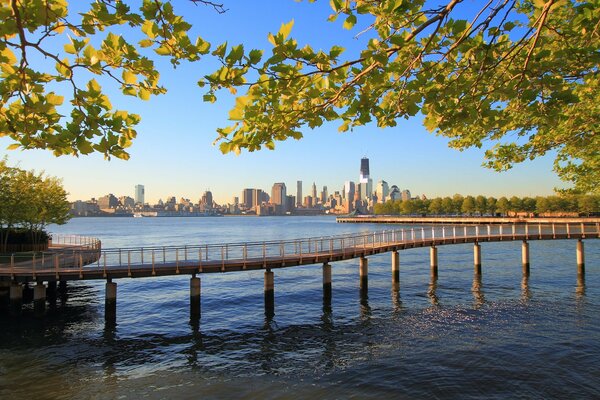 Wanderbrücke auf dem Wasser mit Blick auf die Stadt