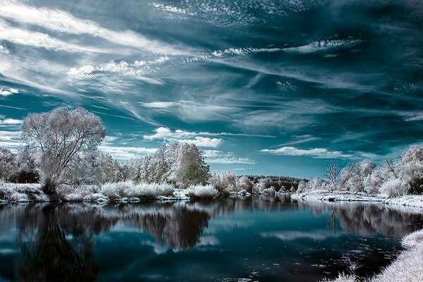 Красота озера в зимний период