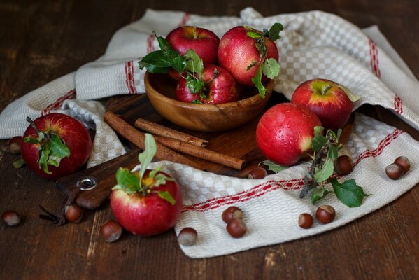 Manzanas nueces y canela en una toalla