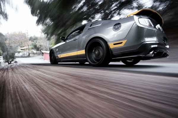 Ford Mustang in grigio corre veloce