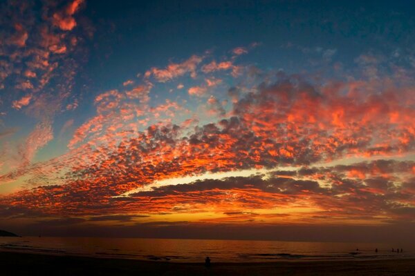 Coucher de soleil sanglant sur l étendue de la mer