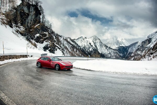 Ferrari entre dans le virage.. Quelque part dans les montagnes sur la vitesse supérieure