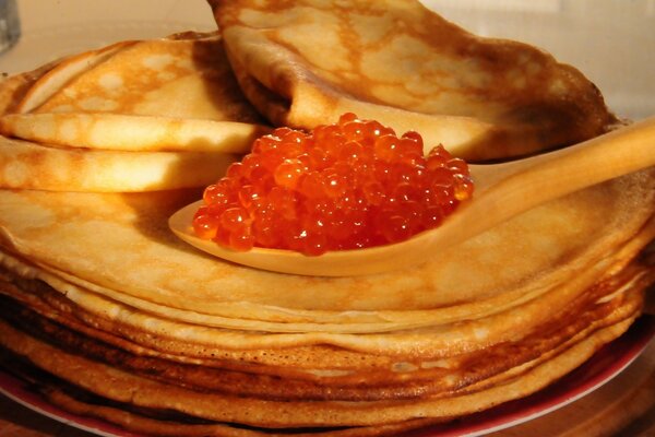 Panqueques caseros con caviar rojo