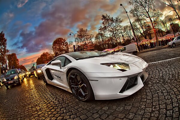 Lamborghini avendator per le strade di Parigi