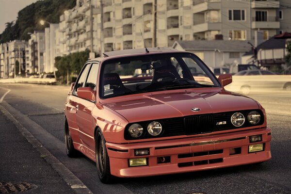 BMW rossa sulle strade della città. Velocità e potenza