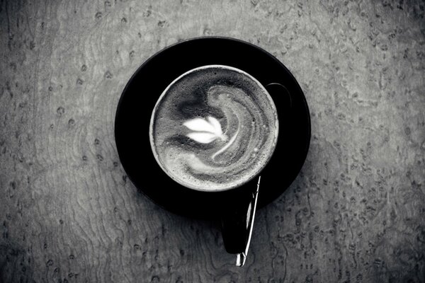 Photo en noir et blanc d une tasse de café avec une soucoupe et une cuillère