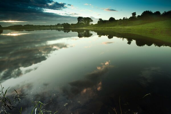 Ein ruhiger See unter blauem Himmel