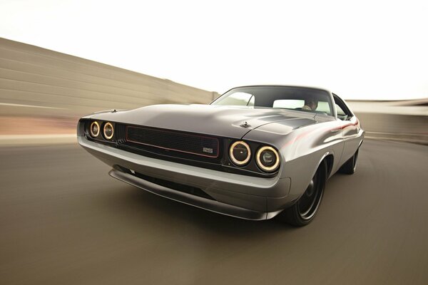 Challenger, de roadster shop contra el cielo