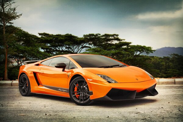 Lamborghini naranja con discos negros