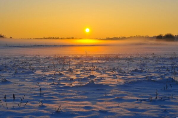 Winterabend mit Sonnenuntergang