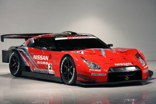 Nissan sport rosso su sfondo grigio