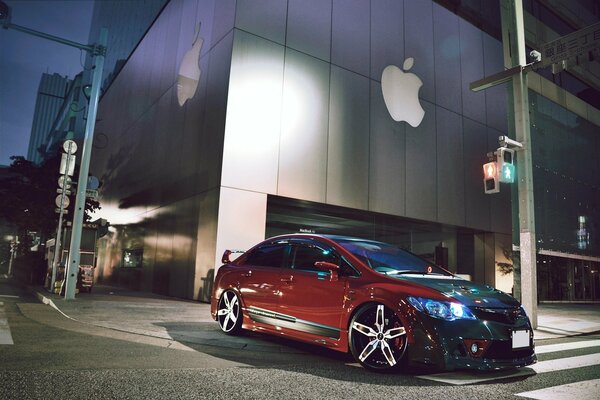 Honda civic en la calle en la ciudad por la noche