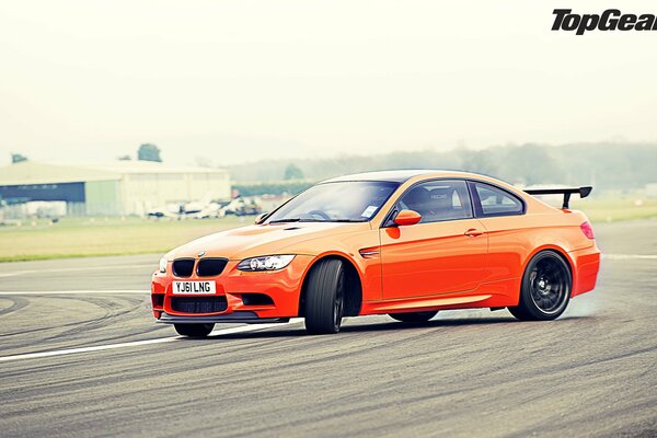 Supercar orange en dérapage. Voiture cool dans la dérive