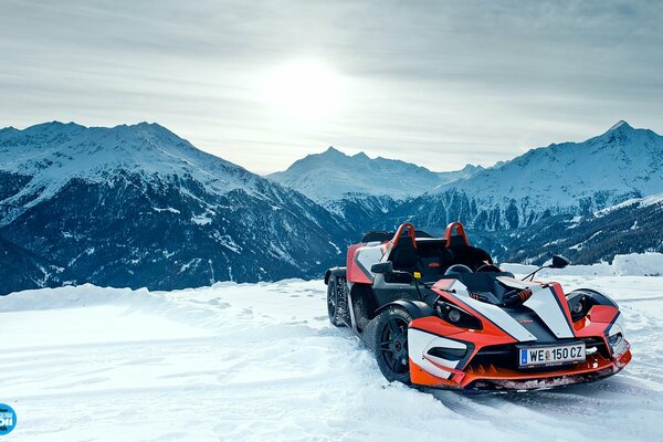 Leistungsstarker Supersportwagen auf verschneitem Hang