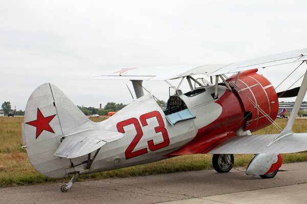 Leichtmotorisches Flugzeug mit rotem Stern