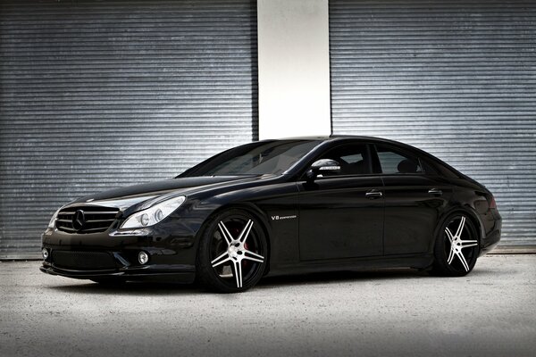 Bella automobile nera di Mercedes cls 55