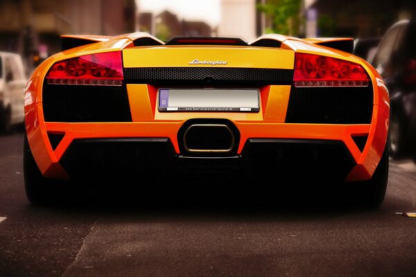 Żółte Lamborghini. Widok Z Tyłu