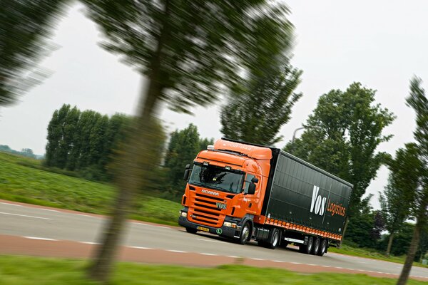 LKW-Sattelzugmaschine in roter Farbe