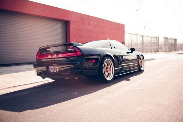 Honda nsx rushes through the city at high speed