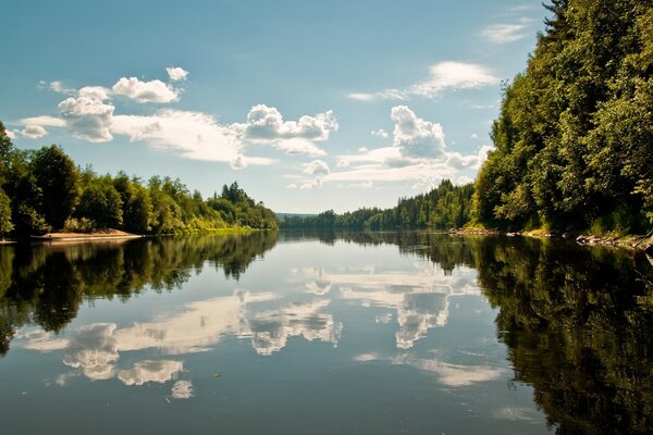 Kopien von Wolken in der Reflexion des Flusses