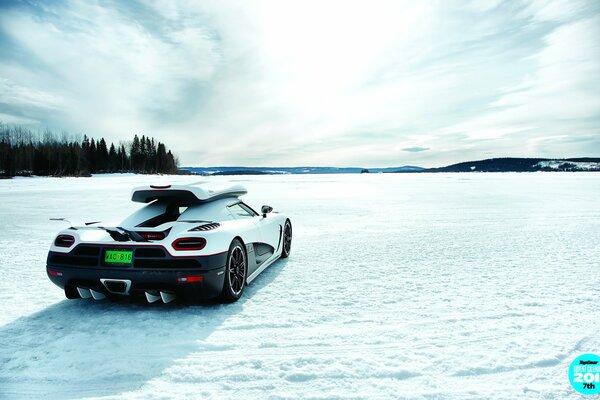 Natur und Maschine verschmolzen... Weißer Schnee.. Weißer Supersportwagen