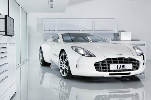 Weißer Aston martin one-77 mit Reflektion