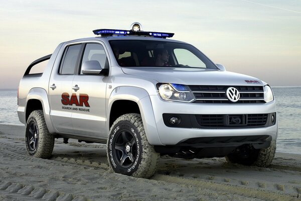 Volkswagen en la playa junto al mar fotos