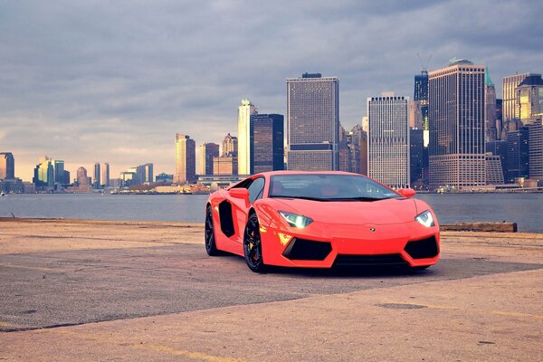 Lamborghini-Foto vor dem Hintergrund von Wolkenkratzern