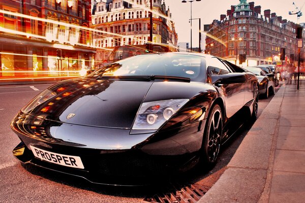 Lamborghini in den Abendlichtern der Stadt. Schwarze Maschine