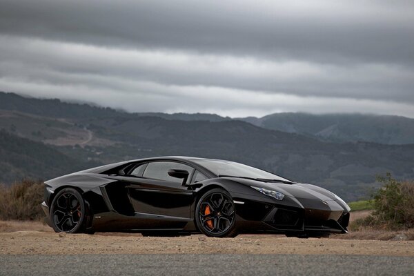 Lamborghini aventador sur fond de beau paysage