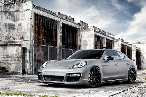 Panamera sur fond de hangars