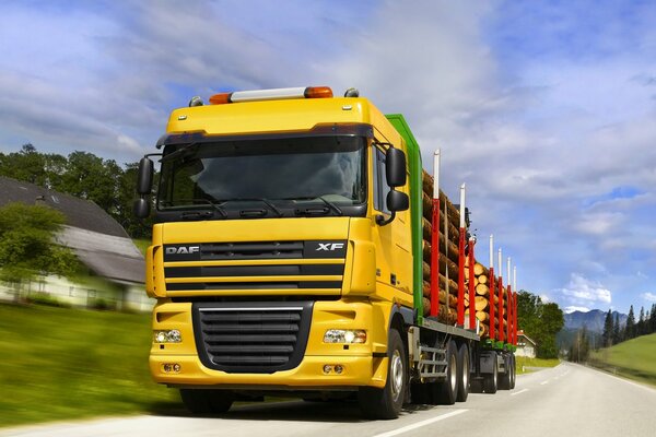 Gros camion jaune transportant du bois