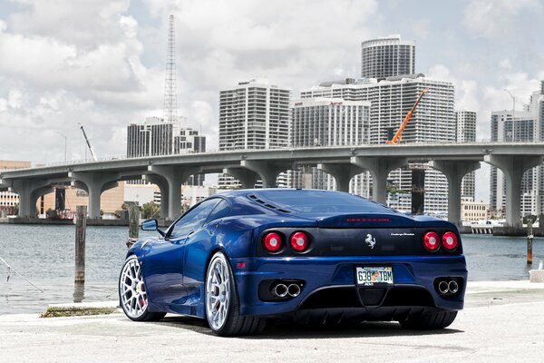 Ferrari azul en la ciudad en el puente