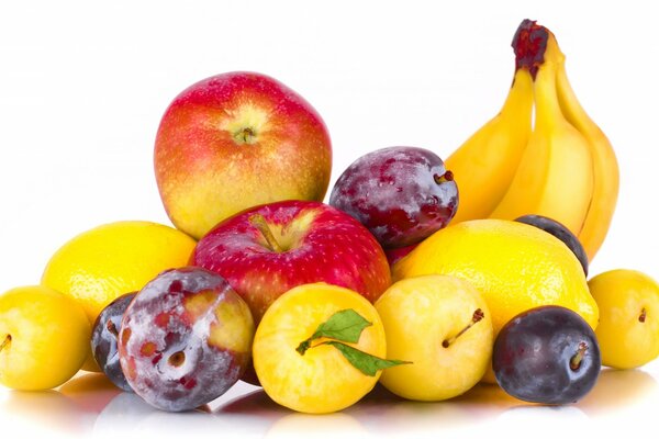 Assiette de fruits aux pommes et à la banane