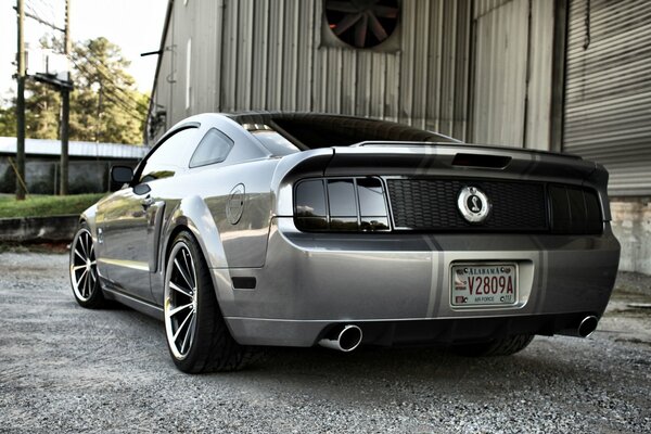 Pare-chocs argent Ford Mustang près du hangar