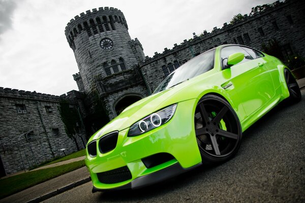 Zielone BMW M3 przy zamku